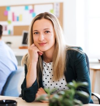 a-portrait-of-young-businesswoman-sitting-in-a-3SY89AP.jpg