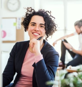 a-portrait-of-young-businesswoman-sitting-in-a-JABCPXQ.jpg